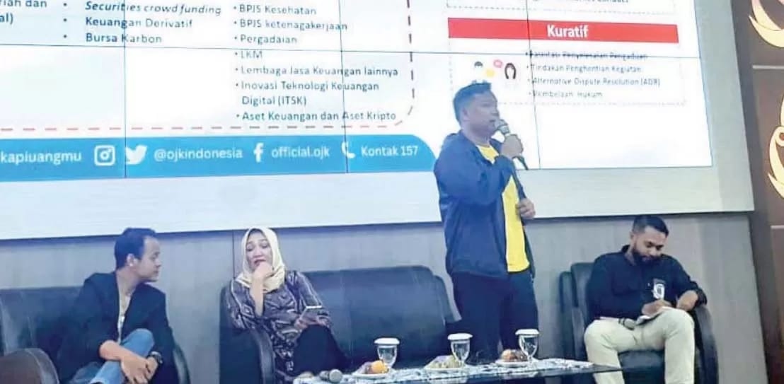 HYBRID: Tim dari Otoritas Jasa Keuangan mengedukasi ratusan mahasiswa yang didominasi generasi Z, pada (6/9/23).&nbsp;(RADAR&nbsp;MALANG)