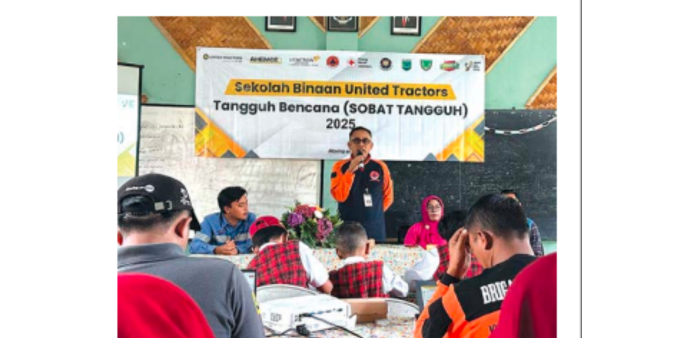 FOKUS: Siswa SDN Sumbergondo 2 sedang menyimak materi tentang kebencanaan dari anggota BPBD Kota Batu.