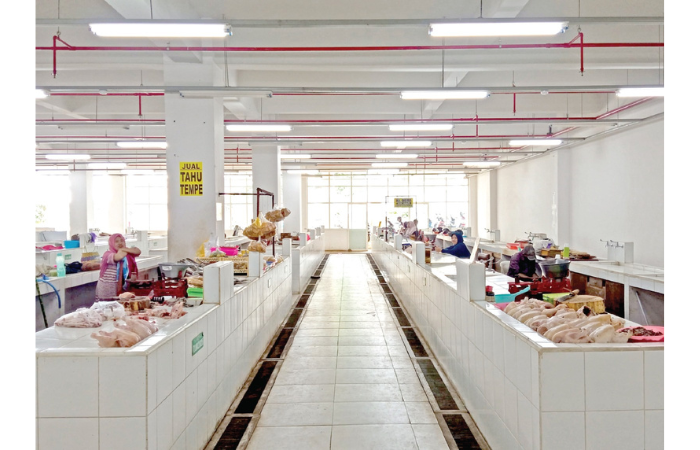 SEPI: Beberapa pedagang di zona daging Pasar Induk Among Tani Batu tidak hanya menjual daging saja tapi juga tempe dan tahu. (MOH RIZAL/RADAR BATU)