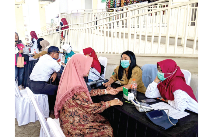 MEDICAL CHECK UP: Dinkes Kota Batu sedang melayani cek kesehatan gratis di Pasar Induk Among Tani Batu beberapa waktu lalu. (RORI DINANDA BESTARI/RADAR BATU)