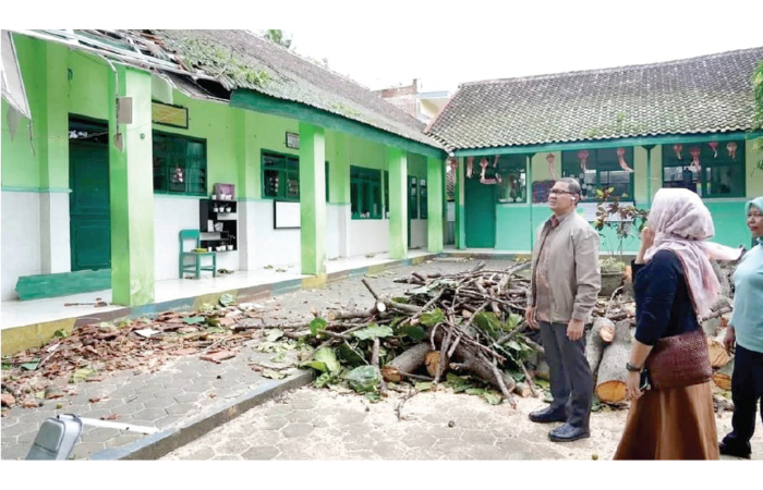 Pj Wali Kota Batu Aries Agung Paewai meninjau langsung kondisi salah satu ruang kelas SDN 1 Dadaprejo yang rusak akibat tertimpa pohon tumbang beberapa waktu lalu. (DISDIK KOTA BATU FOR RADAR BATU)