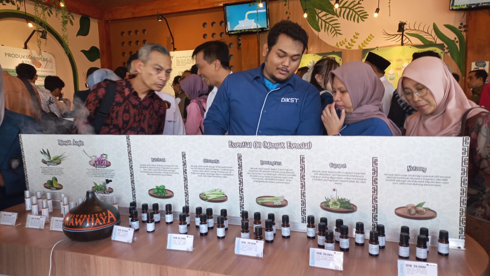 WANGI: Minyak atsiri dari hasil penyulingan siap dijual kepada wisatawan.