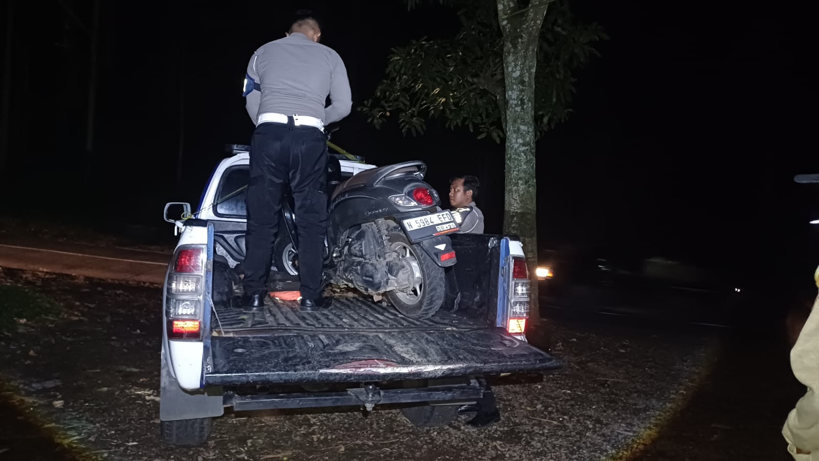 EVAKUASI: Sepeda motor Honda Scoopy milik korban laka tunggal di Jalur Alternatif Klemuk diamankan Satlantas Polres Batu. (SULIYANTON FOR RADAR BATU)