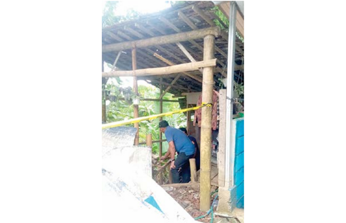 ASESMEN: Petugas dari Disperkim dan BPBD Kota Batu sedang meninjau rumah yang terdampak longsor di Kelurahan Temas, Kecamatan Batu beberapa waktu lalu. (DISPERKIM FOR RADAR BATU)