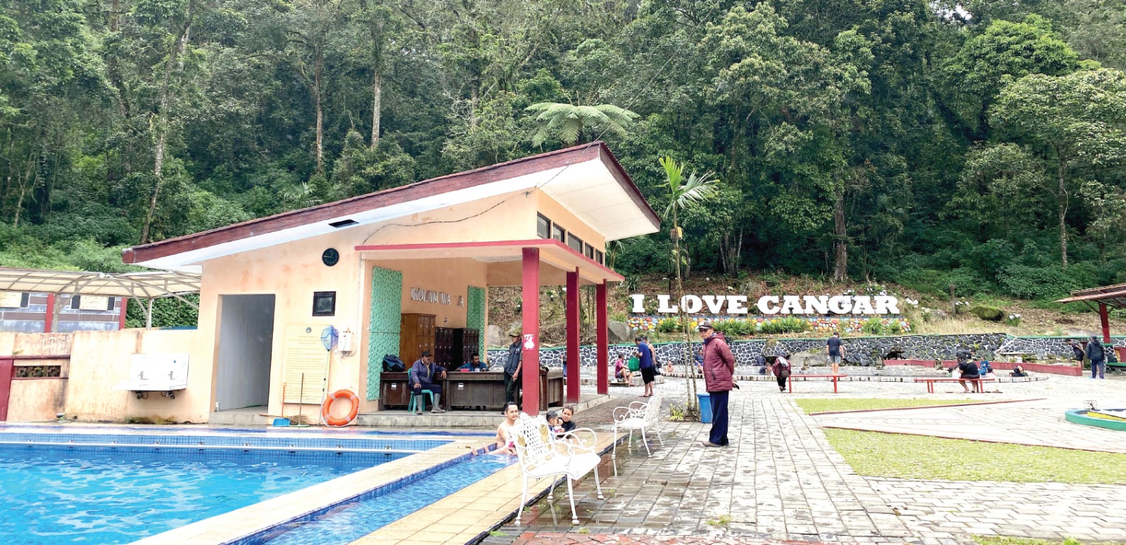 RAMAI: Pemandian Air Panas Cangar diserbu pengunjung saat long weekend beberapa waktu lalu. (RORI DINANDA BESTARI/RADAR BATU)