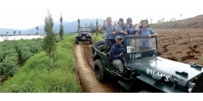 BERPOSE: Rombongan wisatawan sedang menikmati Desa Wisata Sumberbrantas menggunakan mobil Jeep Willys beberapa waktu lalu. (DARMONO/RADAR BATU)