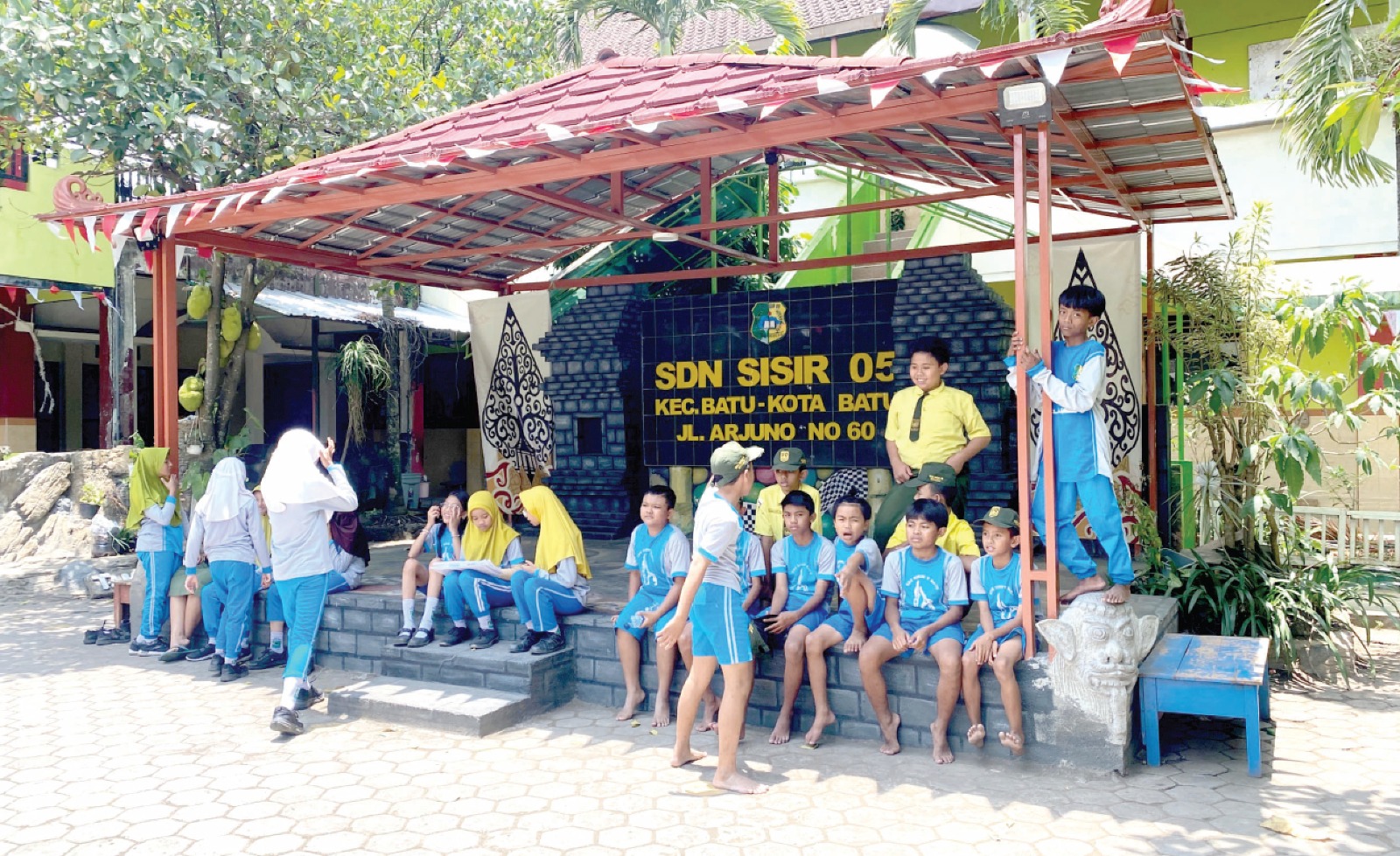 BERKUMPUL BERSAMA: Siswa SDN Sisir 5 sedang menikmati waktu istirahat sekolah beberapa waktu lalu.