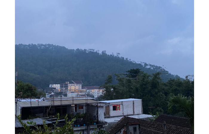 TAAT ATURAN: Bangunan-bangunan di Kota Batu dipastikan sesuai rencana tata ruang wilayah dan tak berdiri di lahan hijau. (RORI DINANDA BESTARI/RADAR BATU)