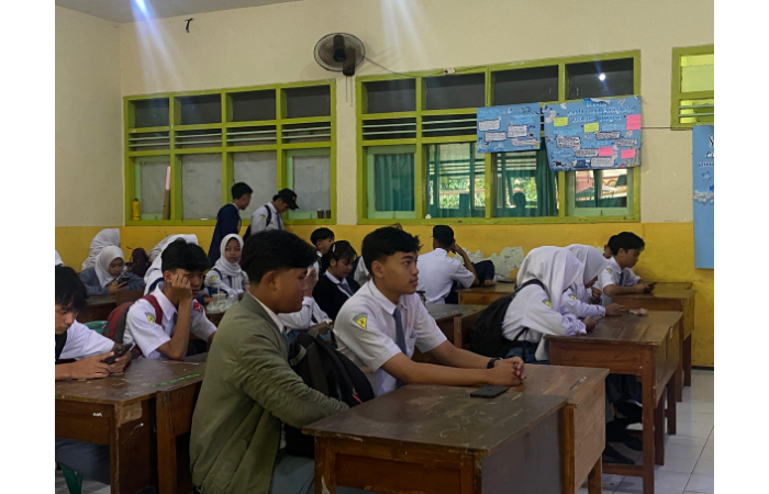 FOKUS: Siswa SMAN 2 Batu tengah melakukan diskusi di dalam kelas beberapa waktu yang lalu. (RORI DINANDA BESTARI/RADAR BATU)