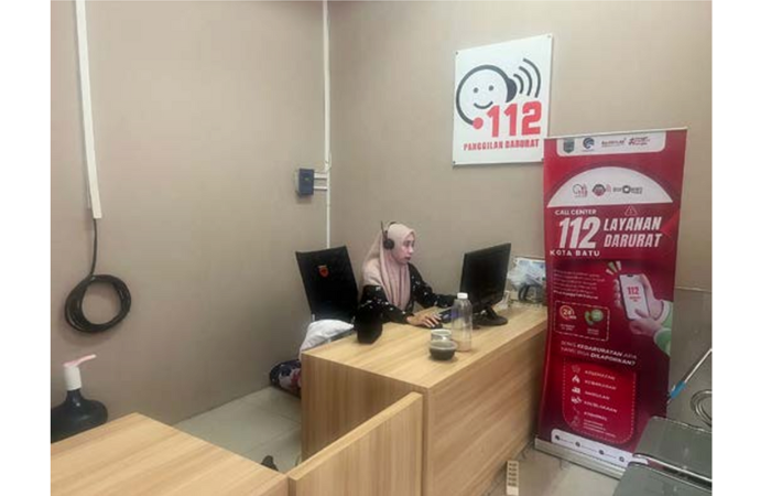 STAND BY: Salah seorang operator panggilan darurat di nomor 112 sedang melakukan pelayanan kepada masyarakat. (DISKOMINFO KOTA BATU FOR RADAR BATU)