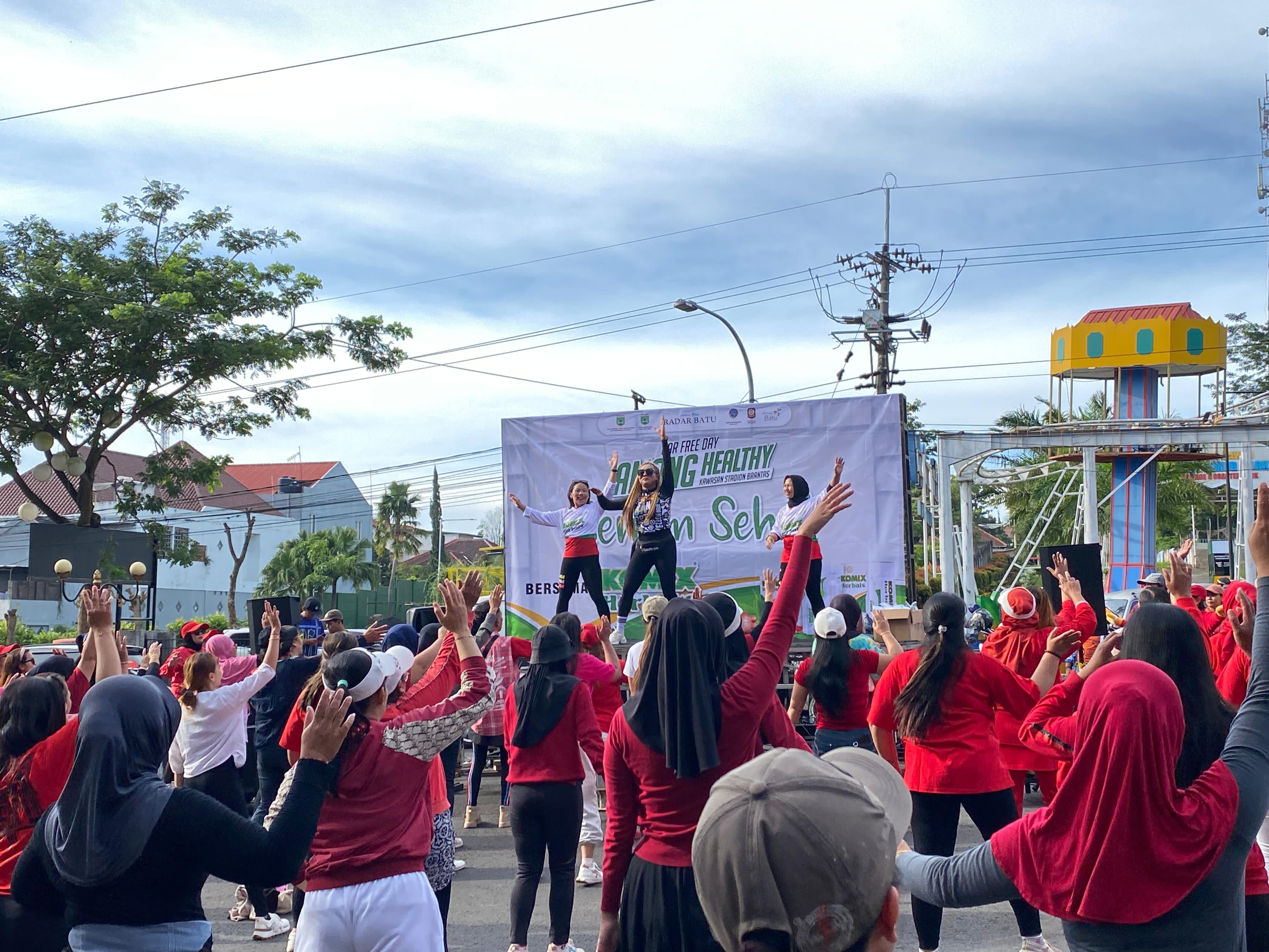 ANTUSIAS: Ratusan pengunjung CFD mengikuti senam bersama di Jalan Sultan Agung kemarin pagi (16/2).