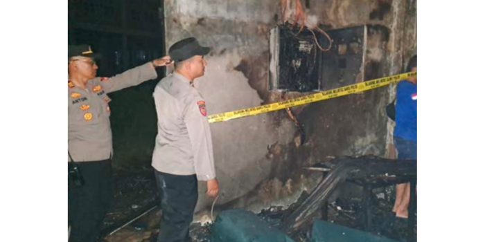 PASANG GARIS POLISI: Gudang Museum dan Galeri Seni Kota Batu tampak hangus pascakebakaran akibat korsleting panel listrik pada Sabtu (15/2).