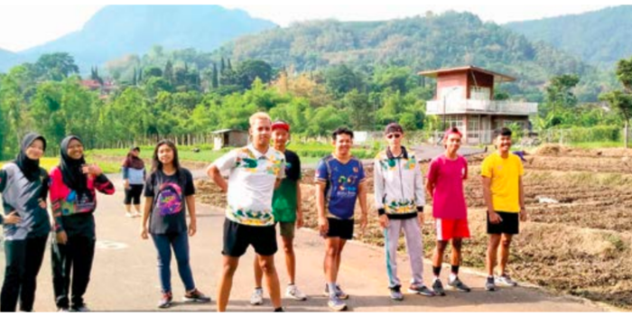 PERSIAPAN PORPROV JATIM 2025: Para atlet paralayang asal Kota Batu sedang melakukan latihan fisik di Kelurahan Songgokerto, Kecamatan Batu.