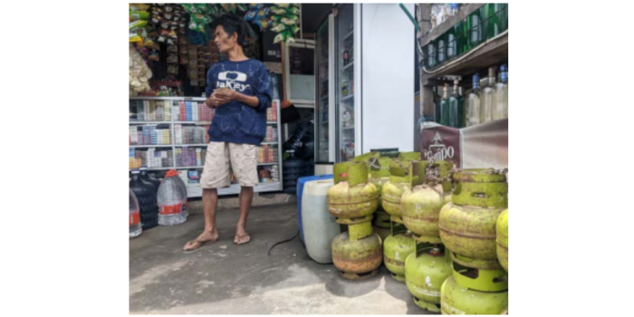 DISTRIBUSI LANCAR: Stok gas melon di salah satu pengecer atau sub-pangkalan di Kelurahan Songgokerto, Kecamatan Batu tampak aman. (RORI DINANDA BESTARI/RADAR BATU)