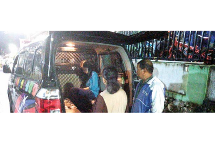 PENANGANAN: Petugas Dinsos melakukan penjemputan terhadap ODGJ yang kambuh di wilayah Kelurahan Temas, Kecamatan Batu beberapa waktu lalu. (DINSOS KOTA BATU FOR RADAR BATU)