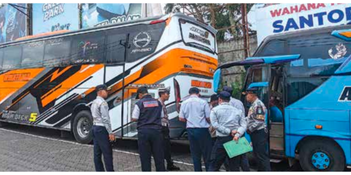 PASTIKAN AMAN: Petugas Dishub Kota Batu sedang menggelar ramp check di Jawa Timur Park 1 beberapa waktu lalu.