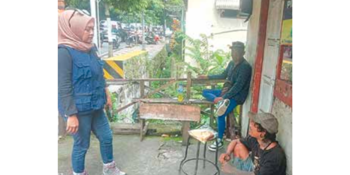 PENINDAKAN: Petugas Dinsos Kota Batu melakukan pengamanan anak jalanan di Kelurahan Songgokerto, Kecamatan Batu beberapa waktu lalu.