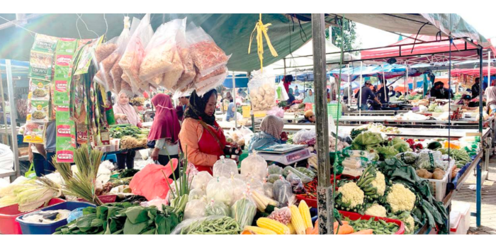 MENGALAMI DEFLASI: Beberapa pedagang Pasar Pagi Pasar Induk Among Tani Batu sedang membuka kiosnya kemarin pagi (23/2).