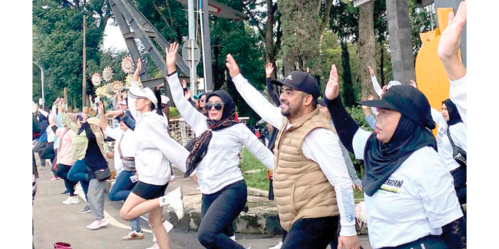 KUNJUNGAN PERTAMA: Wakil Wali Kota Batu Heli Suyanto (dua dari kanan) senam bersama pengunjung CFD Among Healthy kemarin pagi (23/2).