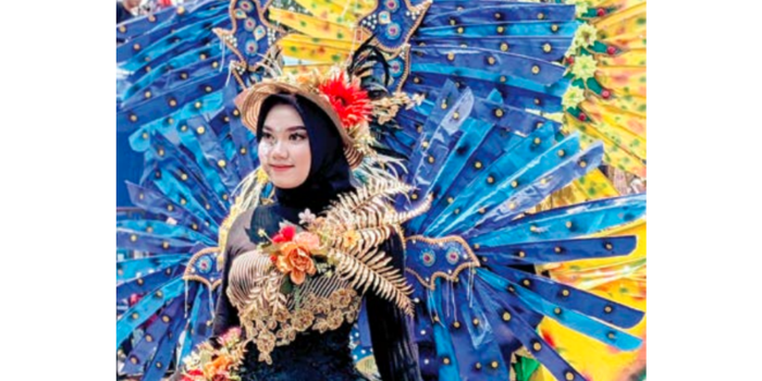 CANTIK: Salah satu peserta Batu Art Flower Carnival memamerkan parade fashion. Acara itu digelar pada serangkaian HUT Kota Batu ke-23 tahun lalu.