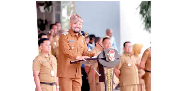 PERDANA: Wakil Wali Kota Batu Heli Suyanto memimpin apel pertama kali di Balai Kota Among Tani Batu kemarin (24/2).