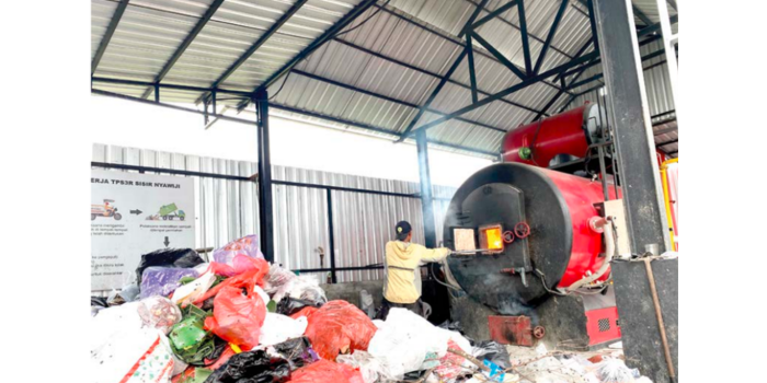 TENGAH BEROPERASI: Petugas sampah di TPS3R Kelurahan Sisir membakar sampah menggunakan insinerator kemarin.