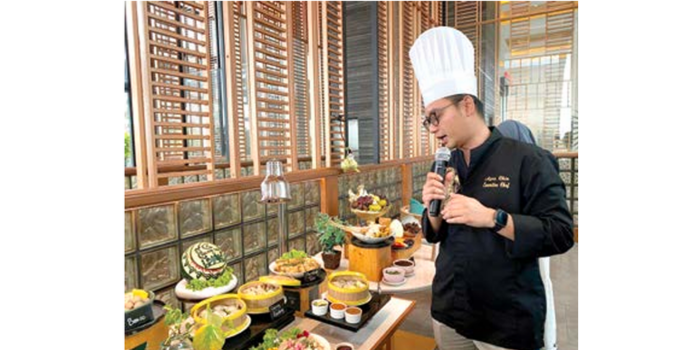 MENU ISTIMEWA: Cluster Executive Chef Agus Chin sedang mempresentasikan menu spesial untuk momen Ramadan di Golden Tulip Holland Resort Batu kemarin (26/2).