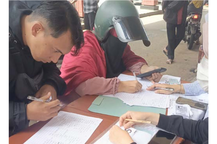 Sejumlah PKL CFD Among Healthy sedang melakukan pendaftaran untuk menjadi anggota pedagang di Pasar Takjil Jalan Sultan Agung beberapa waktu lalu. (DISKUMPERINDAG KOTA BATU FOR RADAR BATU)