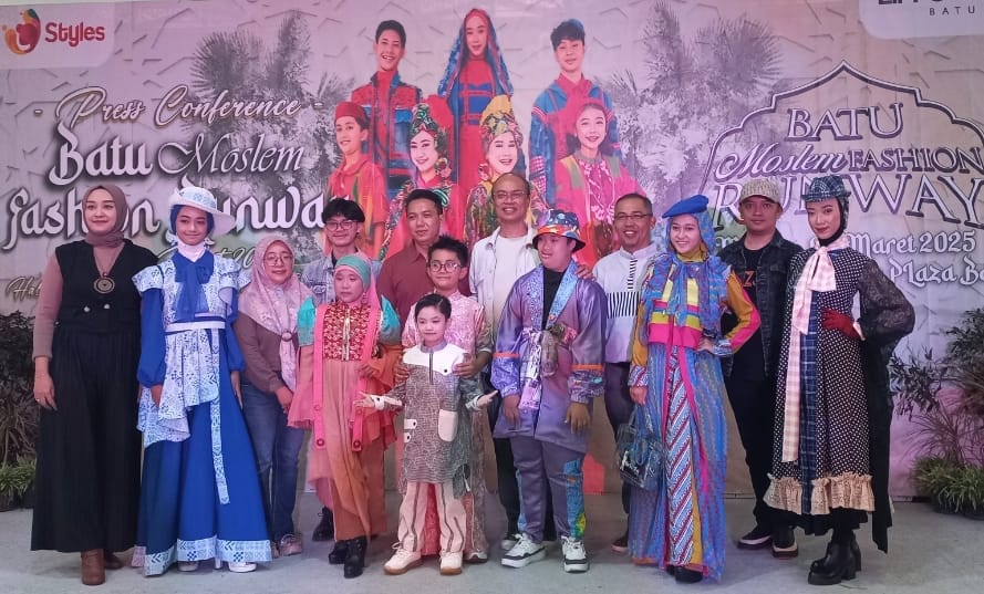 EVENT BARU: Agoeng Soedir Poetra bersama Mall Director Lippo Plaza Batu bersama para model.