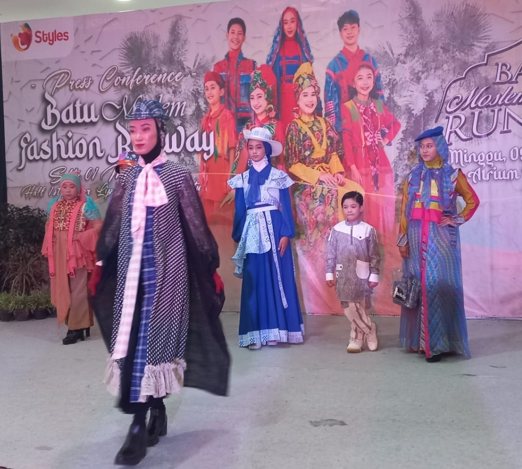BERBAKAT: Sejumlah model remaja memeragakan busana muslim dalam press conference, Sabtu (1/3).