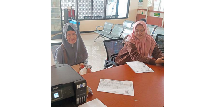 SEMRINGAH: Salah seorang CJH baru saja melakukan pelunasan bipih di Kantor Kemenag Kota Batu beberapa waktu lalu.