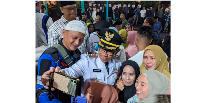 ANTUSIAS: Kepulangan Wali Kota Batu Nurochman dari retret di Magelang pada Jumat malam lalu (28/2) disambut sejumlah warga. Beberapa warga meminta swafoto bersama.