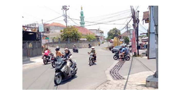 RAMAI: Simpang lima di Desa Junrejo kerap jadi langganan luapan air dari Desa Tlekung. (MOH RIZAL/RADAR BATU)