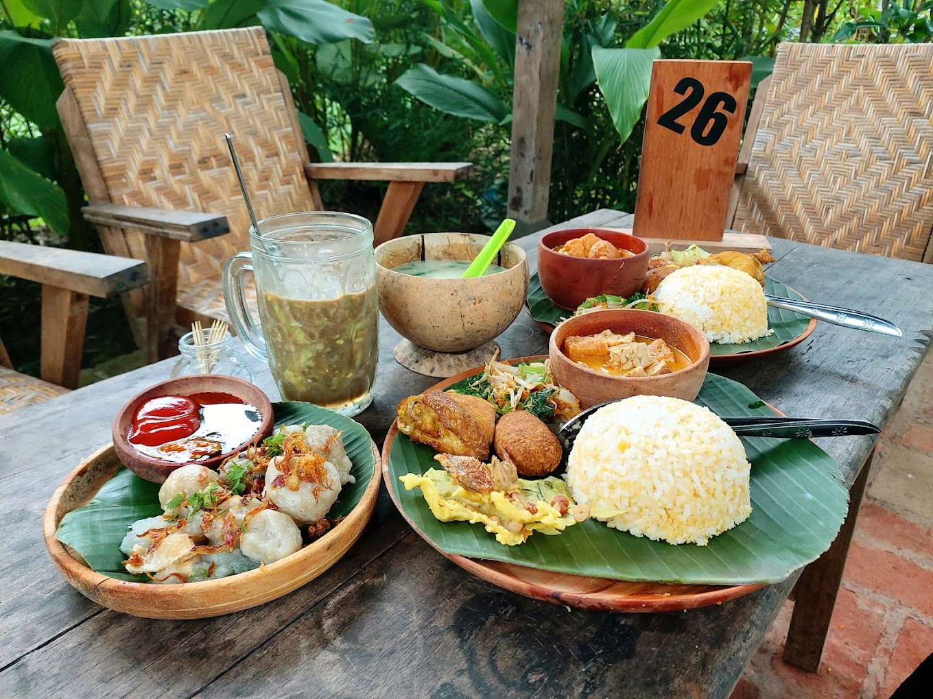 Tak hanya makanan berat terdapat juga aneka jajanan seperti cilok jadul (Ridwan Hidayanto).