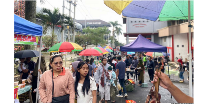 NGABUBURIT: Pasar takjil di Jalan Brantas, Kelurahan Ngaglik, Kecamatan Batu dipadati pengunjung kemarin (4/3). Perputaran uang di sana mencapai Rp 94,5 juta. (RORI DINANDA BESTARI/RADAR BATU)