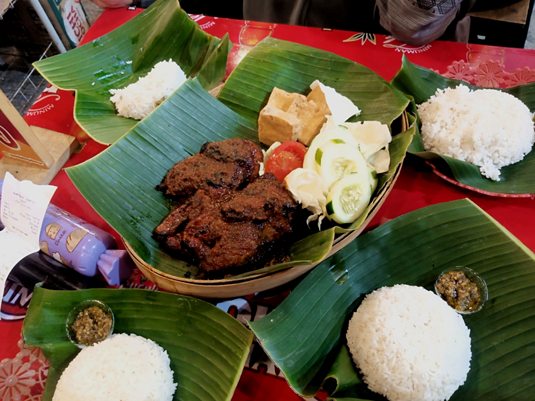 Ayam Bakar menjadi makanan best seller di Ayam Bakar Gubernur (Rut sw).