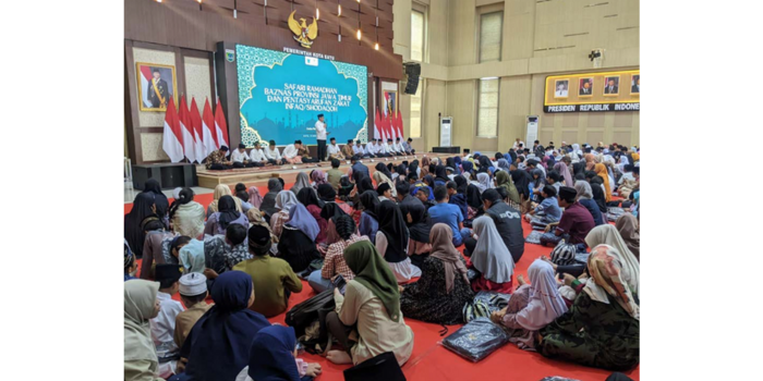 BERI PERHATIAN: Para keluarga pra sejahtera dan anak yatim mendapatkan bantuan dari BAZNAS Jawa Timur dan BAZNAS Kota Batu kemarin (5/3). (RORI DINANDA BESTARI/RADAR BATU)