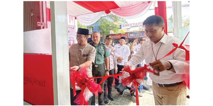 DIRESMIKAN: AVP Manajemen Cabang Divisi MJL Bank Jatim Agung Kurniawansyah memotong pita sebagai tanda peresmian. (RORI DINANDA BESTARI/RADAR BATU)