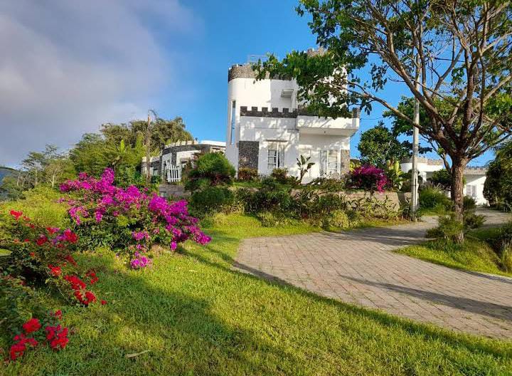 Villa Castle Aira tampak jauh. (Castle Aira)