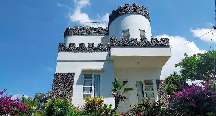 Villa Castle Aira tampak depan. (Castle Aira)