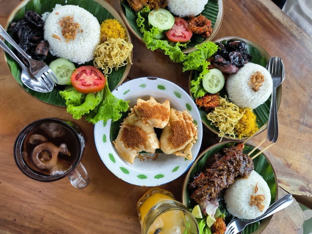 Berbagai macam menu yang di hidangkan di Latar Ubin (ambar permatasari).
