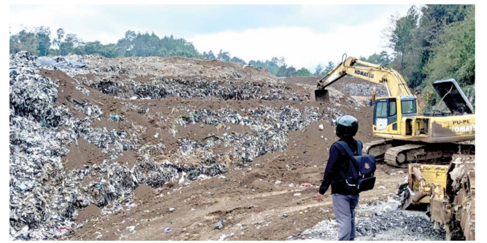 MEMBELUDAK: Gunungan sampah menumpuk di TPA Tlekung beberapa waktu lalu. Pemkot berencana membangun industri pengolahan sampah untuk membereskan tumpukan sampah. (RORI DINANDA BESTARI/RADAR BATU)