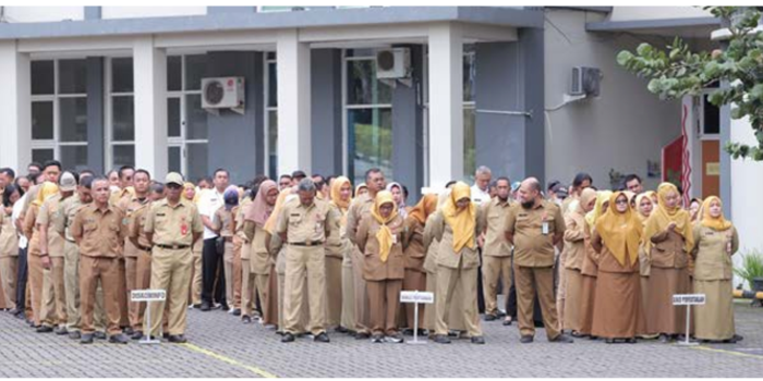 KHIDMAT: ASN di lingkungan Pemkot Batu melaksanakan apel pagi beberapa waktu lalu. (RORI DINANDA BESTARI/RADAR MALANG)