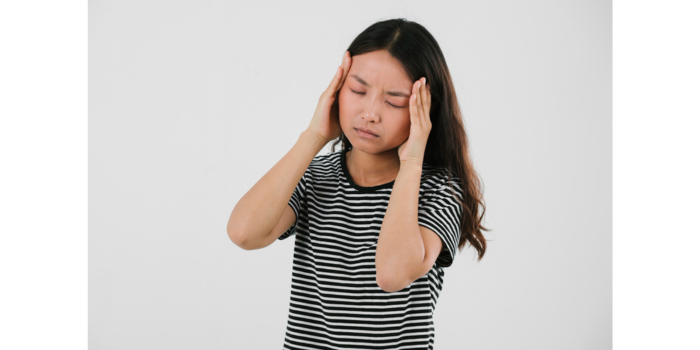 Young woman having a headache (Freeoik)