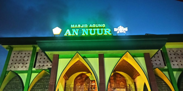 Tampilan depan bangunan Masjid Agung An Nur Kota Batu (7im9).