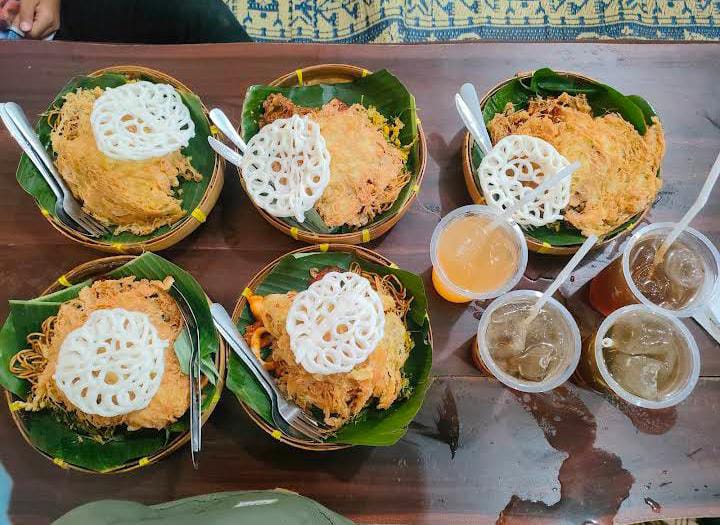 Beberapa menu di Nasi Dadar Sakdermo yang menggugah selera. (Dila Jenn)