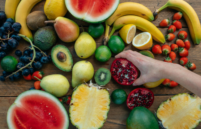 Buah tinggi serat yang cocok untuk menu sahur (Pexels.com/Viktoria Slowikowska)
