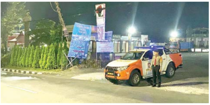 SIAGA: Salah seorang personel Polres Batu sedang melakukan pengawasan di Jalan Raya Punten beberapa waktu lalu. (POLRES BATU FOR RADAR BATU)