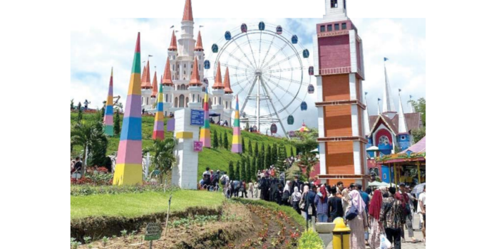 RAMAI: Florawisata Santerra De Laponte akan dipilih sebagai objek wisata yang akan dikunjungi anak yatim dari program Ngabuburit #7 pada 15 Maret mendatang. (RORI DINANDA BESTARI/RADAR BATU)