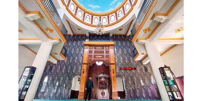 CERITA PANJANG: Mihrab kuno di Masjid Al-Mukhlisin (sebelah kiri) tetap dipertahankan sebagai bentuk penghormatan kepada sosok Mbah Matsari.